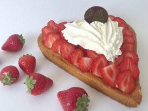 Aardbeien hartjes gebak moederdag - Brood & Banketbakkerij Sterk Nieuwegein